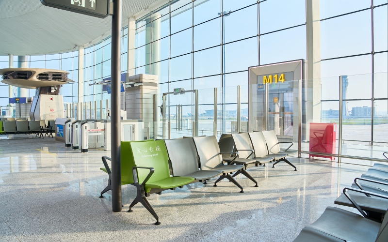  高铁排椅的座深和座高通常设计为多少厘米？为何需严格控制这一尺寸？