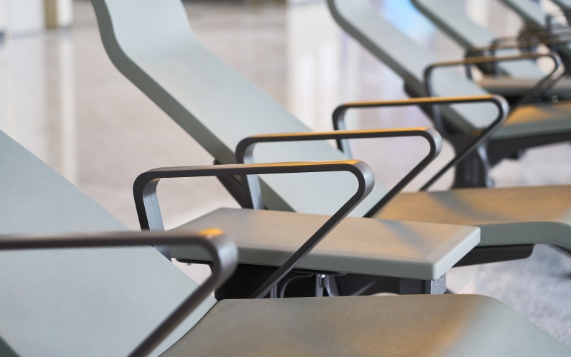 高铁排椅的扶手高度设计为多少厘米？